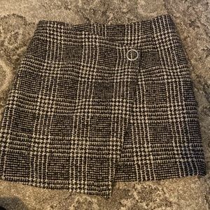 plaid black and white H&M skirt